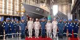 وزير الدفاع يلتقى بعدد من...